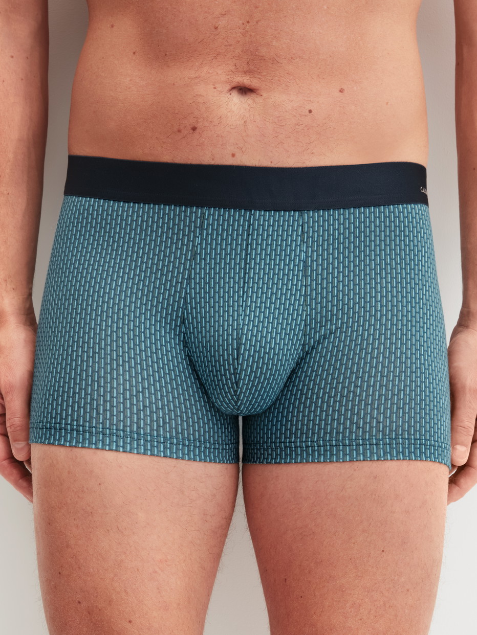 Herren-Model trägt Boxer Brief mit Softgummibund aus Baumwolle in Blau, Gemustert aus Serie Cotton Code Design von CALIDA, Vorderansicht