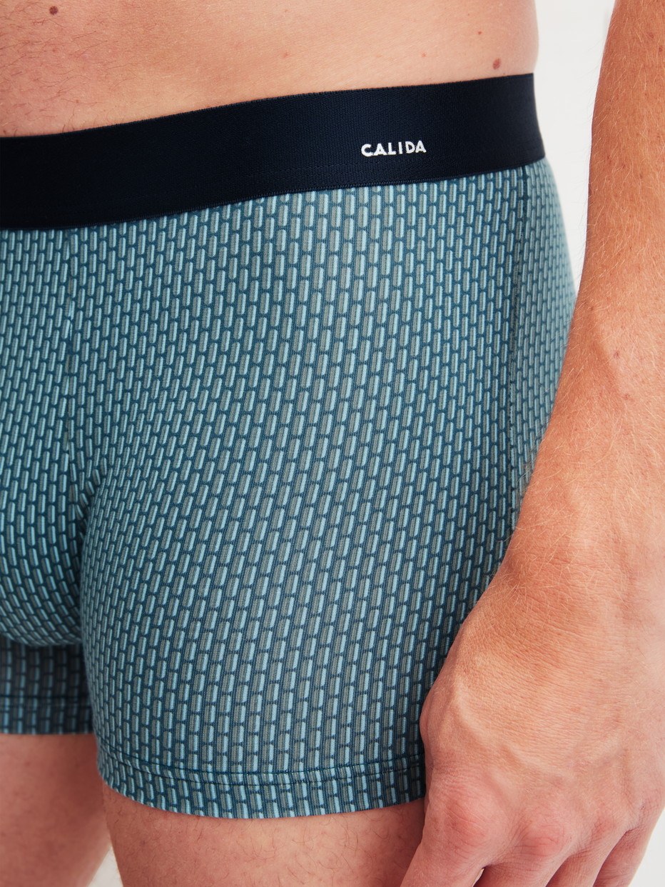 Herren-Model trägt Boxer Brief mit Softgummibund aus Baumwolle in Blau, Gemustert aus Serie Cotton Code Design von CALIDA, Detail