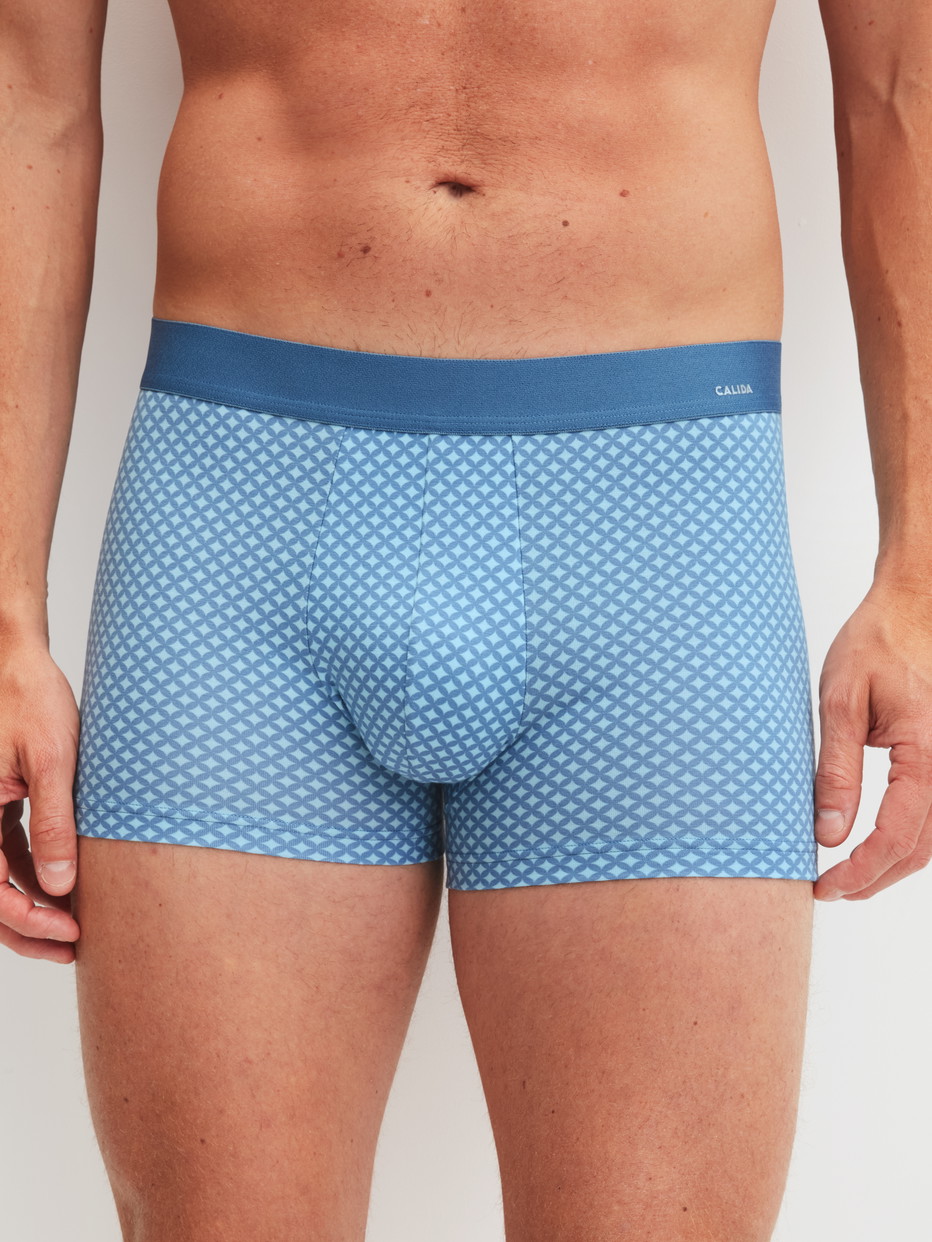 Herren-Model trägt Boxer Brief mit Softgummibund aus Baumwolle in Blau, Gemustert aus Serie Cotton Code Design von CALIDA, Vorderansicht