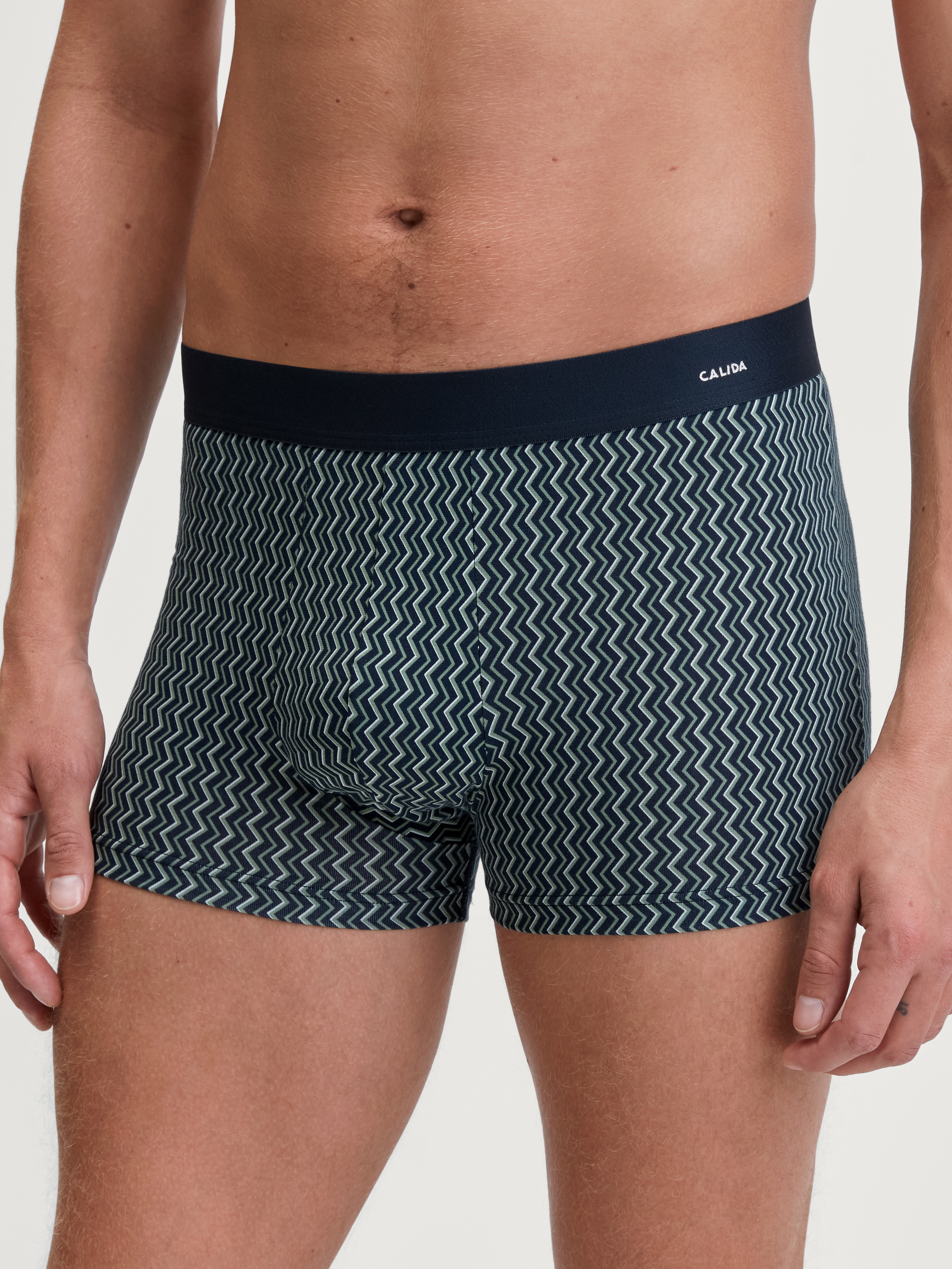 Le mannequin Homme porte le/la Boxer brief en Coton de couleur Vert, À motifs, de la série Cotton Code Design de CALIDA, Vue de face