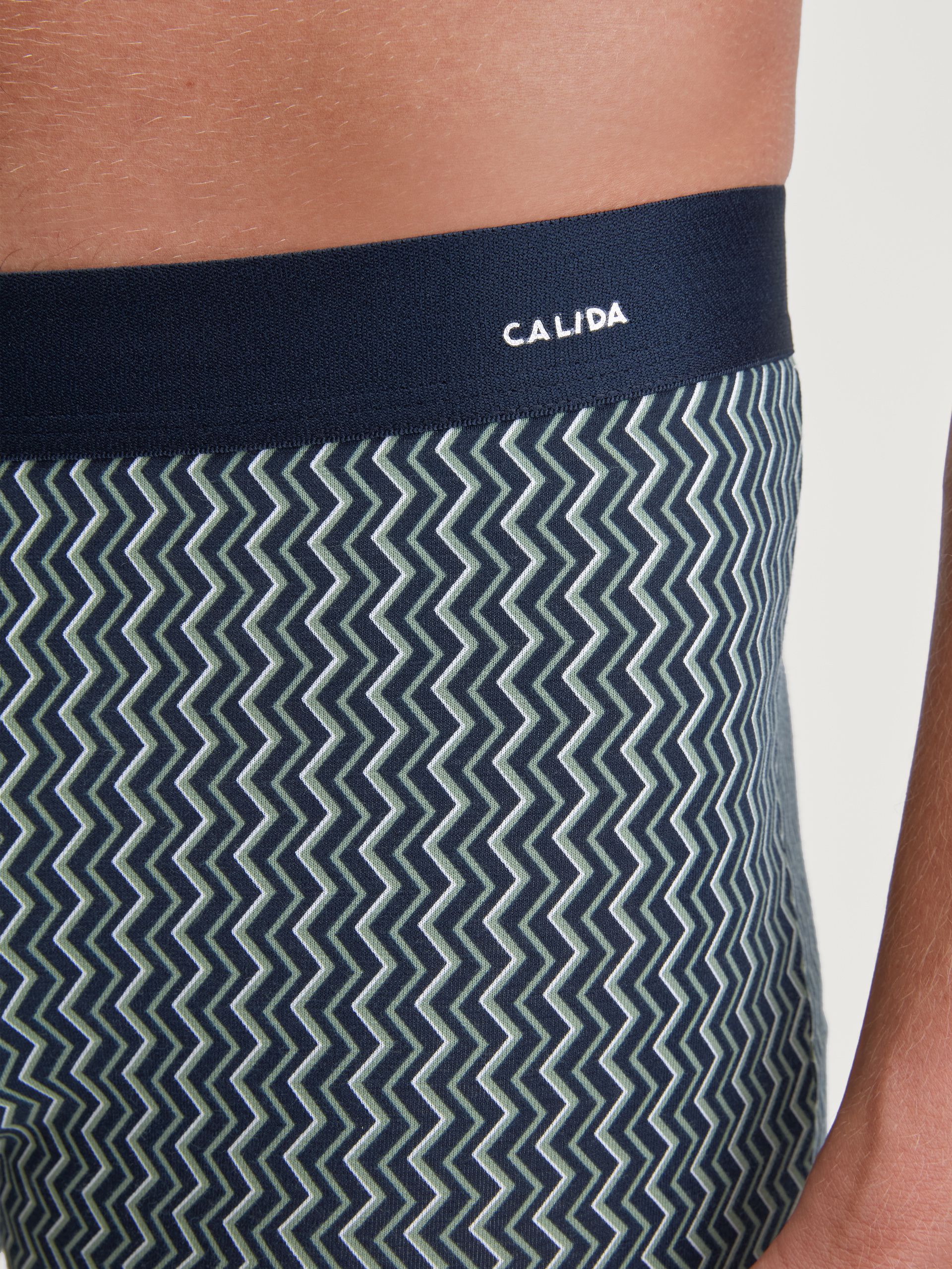 Le mannequin Homme porte le/la Boxer brief en Coton de couleur Vert, À motifs, de la série Cotton Code Design de CALIDA, Détail