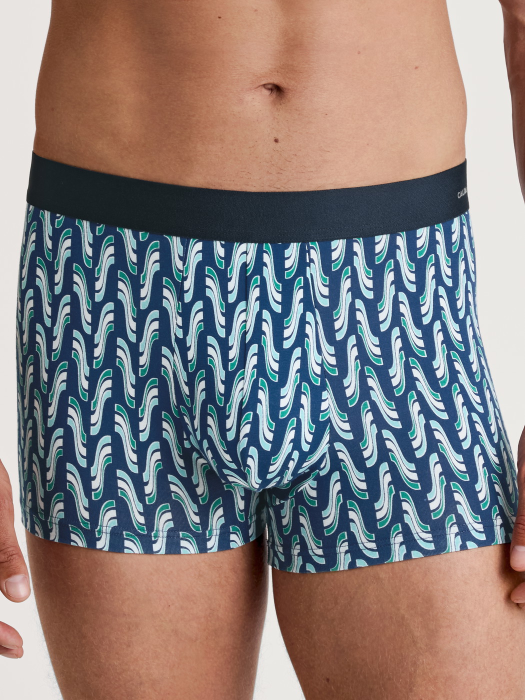 La modella / Il modello Uomo indossa Boxer brief in Cotone di colore Blu, Modello, della serie Cotton Code Design di CALIDA, Vista frontale