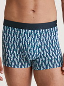 La modella / Il modello Uomo indossa Boxer brief in Cotone di colore Blu, Modello, della serie Cotton Code Design di CALIDA, Vista frontale
