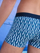 La modella / Il modello Uomo indossa Boxer brief in Cotone di colore Blu, Modello, della serie Cotton Code Design di CALIDA, Immagine aggiuntiva