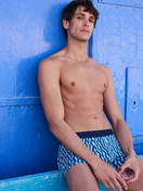La modella / Il modello Uomo indossa Boxer brief in Cotone di colore Blu, Modello, della serie Cotton Code Design di CALIDA, Vista frontale