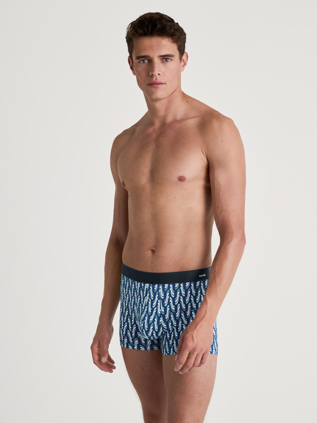 La modella / Il modello Uomo indossa Boxer brief in Cotone di colore Blu, Modello, della serie Cotton Code Design di CALIDA, Abbigliamento