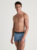 La modella / Il modello Uomo indossa Boxer brief in Cotone di colore Blu, Modello, della serie Cotton Code Design di CALIDA, Abbigliamento