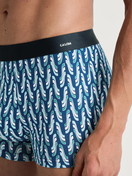La modella / Il modello Uomo indossa Boxer brief in Cotone di colore Blu, Modello, della serie Cotton Code Design di CALIDA, Dettaglio
