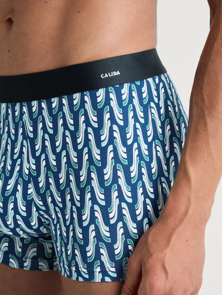 La modella / Il modello Uomo indossa Boxer brief in Cotone di colore Blu, Modello, della serie Cotton Code Design di CALIDA, Dettaglio