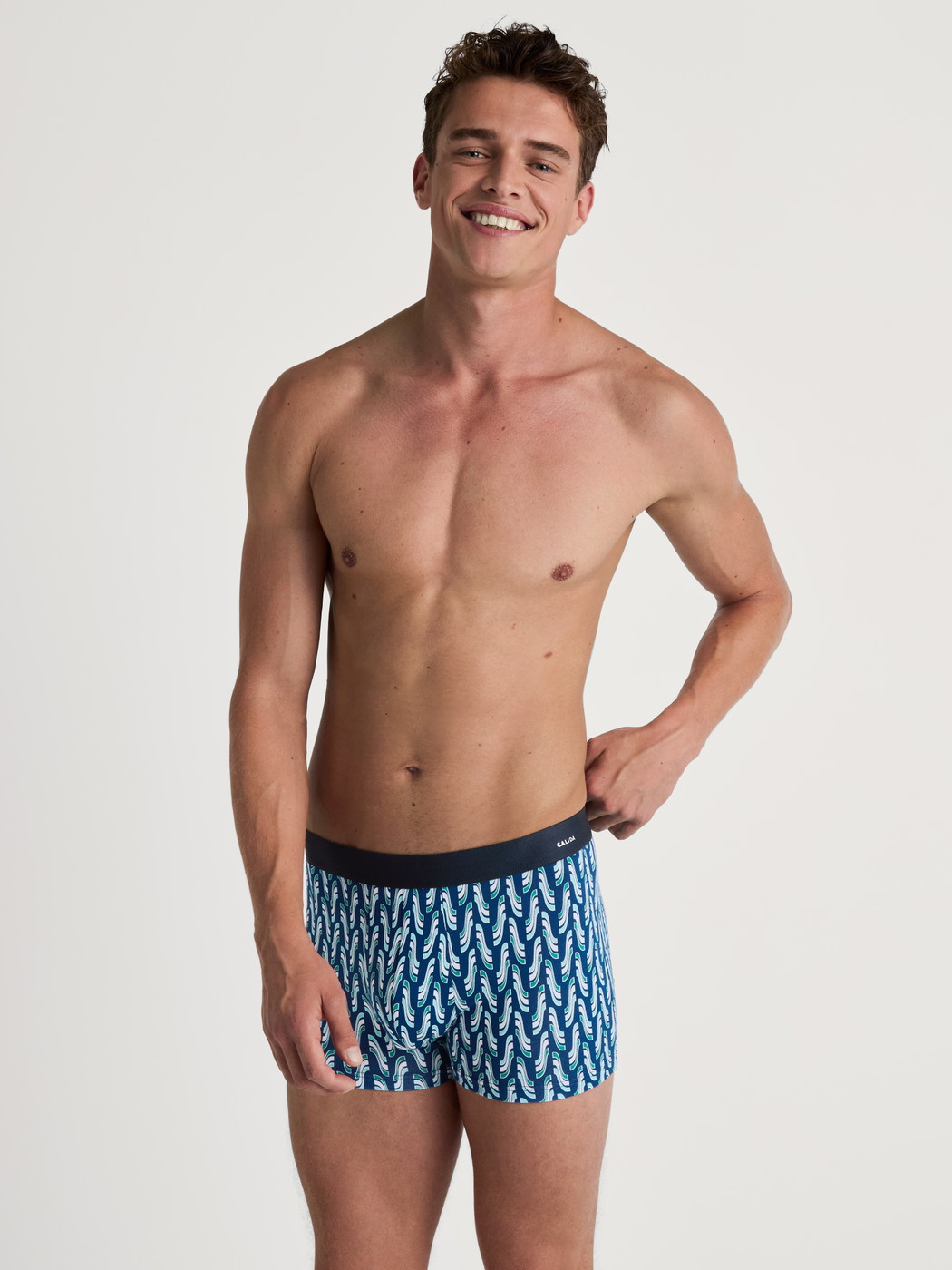 La modella / Il modello Uomo indossa Boxer brief in Cotone di colore Blu, Modello, della serie Cotton Code Design di CALIDA, Immagine aggiuntiva