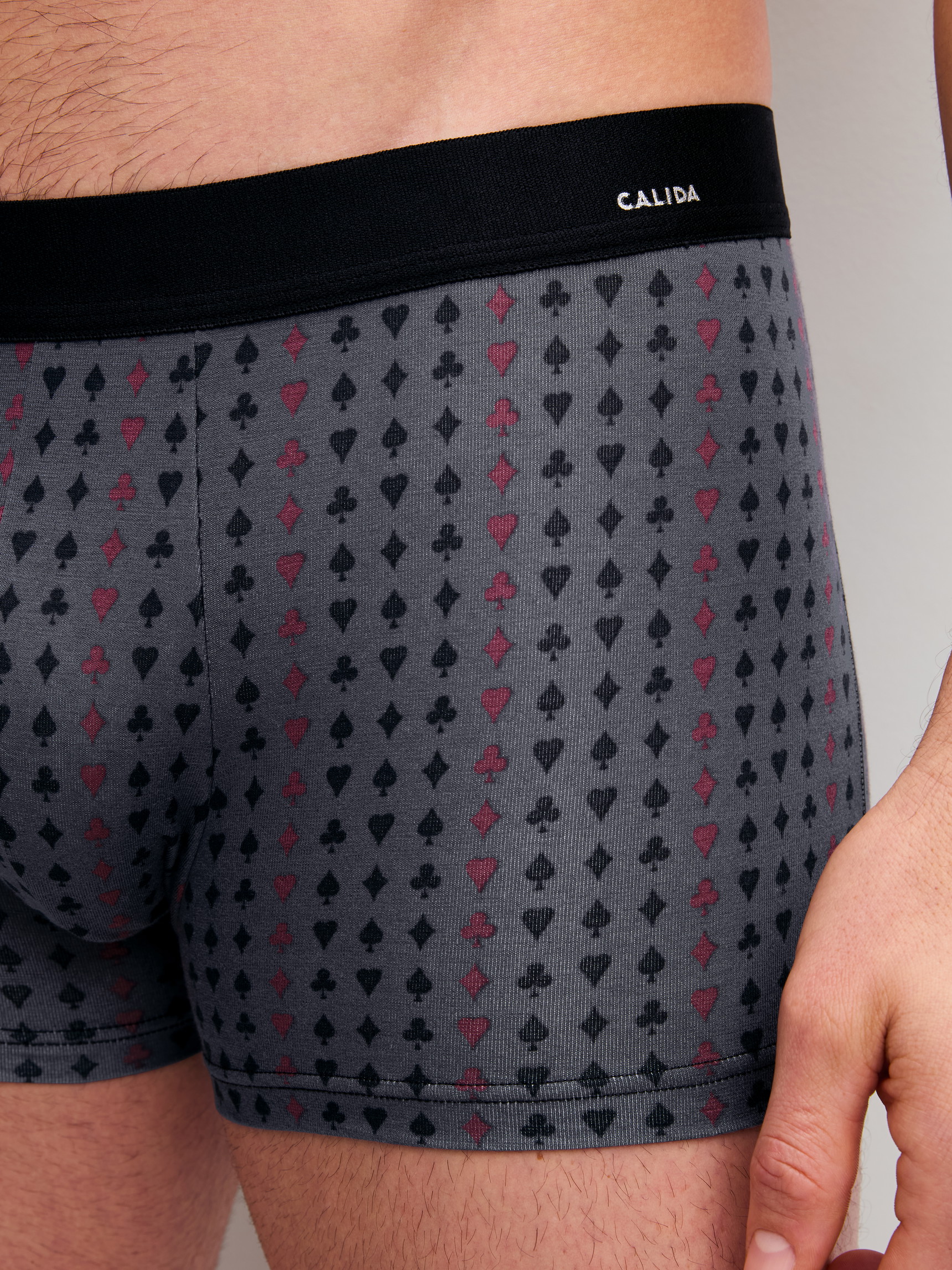Herren-Model trägt Boxer Brief mit Softgummibund aus Baumwolle in Grau, Gemustert aus Serie Cotton Code Design von CALIDA, Vorderansicht