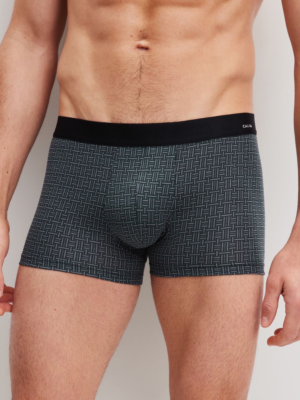 La modella / Il modello Uomo indossa Boxer brief in Cotone di colore Nero, Modello, della serie Cotton Code Design di CALIDA, Vista frontale