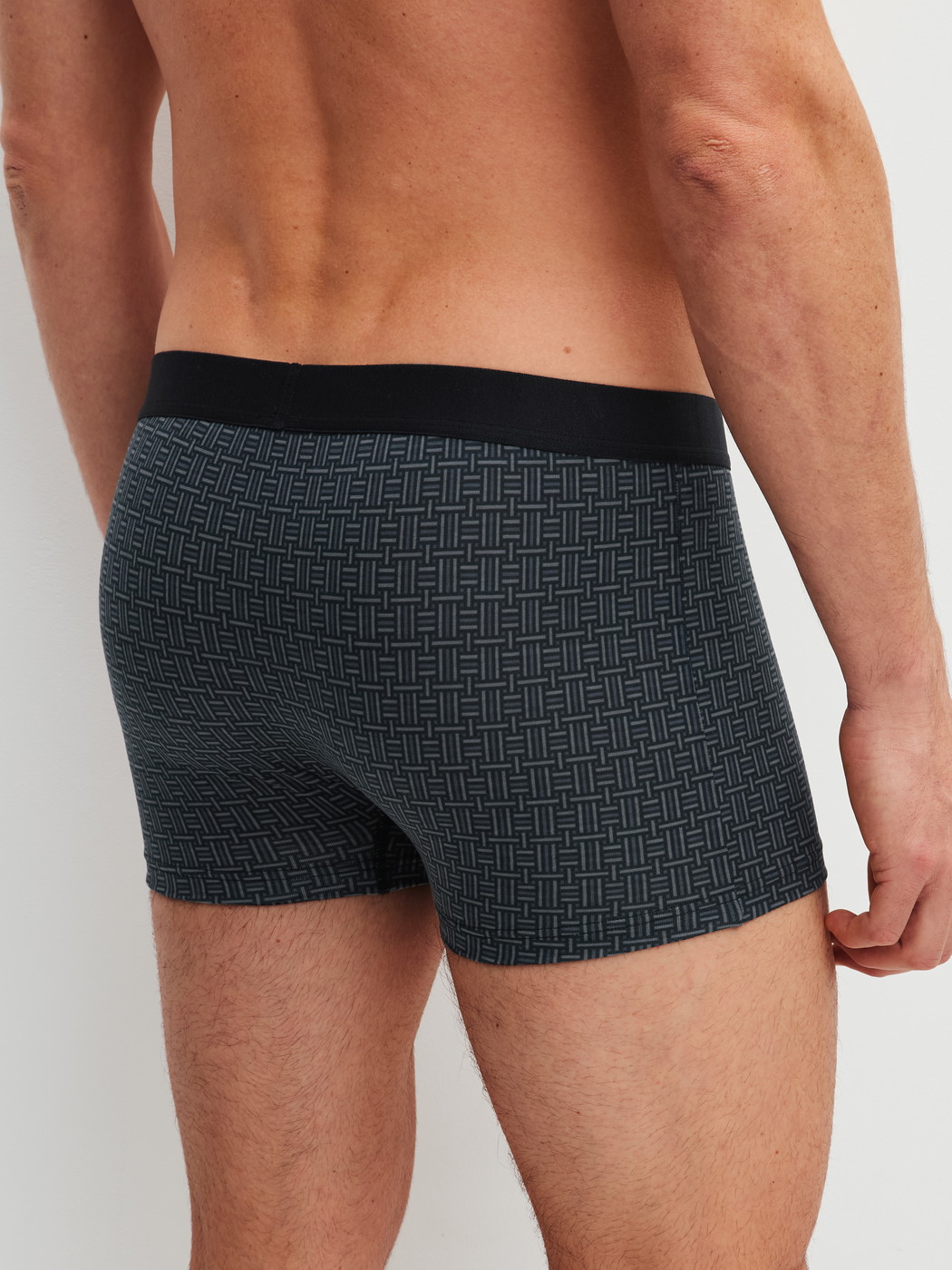 La modella / Il modello Uomo indossa Boxer brief in Cotone di colore Nero, Modello, della serie Cotton Code Design di CALIDA, Vista posteriore