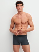 La modella / Il modello Uomo indossa Boxer brief in Cotone di colore Nero, Modello, della serie Cotton Code Design di CALIDA, Abbigliamento