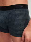 La modella / Il modello Uomo indossa Boxer brief in Cotone di colore Nero, Modello, della serie Cotton Code Design di CALIDA, Dettaglio