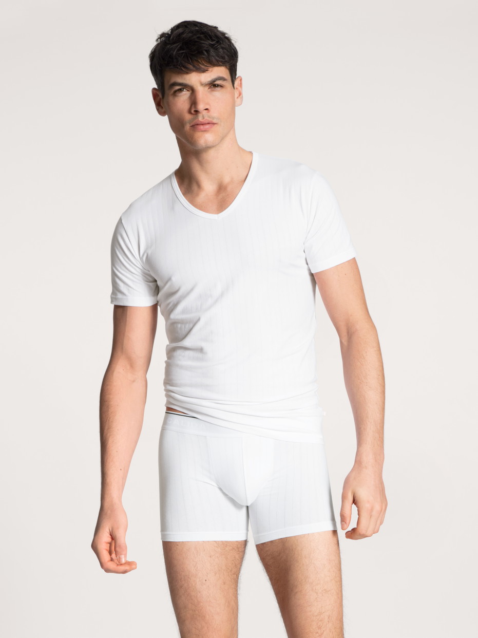 Herren-Model trägt Boxer Brief mit langem Bein aus Baumwolle in Weiß, Einfarbig aus Serie Pure & Style von CALIDA, Outfit, Vorderansicht