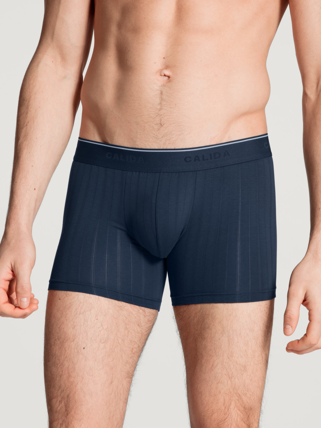 Herren-Model trägt Boxer Brief mit langem Bein aus Baumwolle in Blau, Einfarbig aus Serie Pure & Style von CALIDA, Vorderansicht