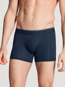 Herren-Model trägt Boxer Brief mit langem Bein aus Baumwolle in Blau, Einfarbig aus Serie Pure & Style von CALIDA, Vorderansicht