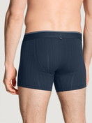 Herren-Model trägt Boxer Brief mit langem Bein aus Baumwolle in Blau, Einfarbig aus Serie Pure & Style von CALIDA, Rückansicht