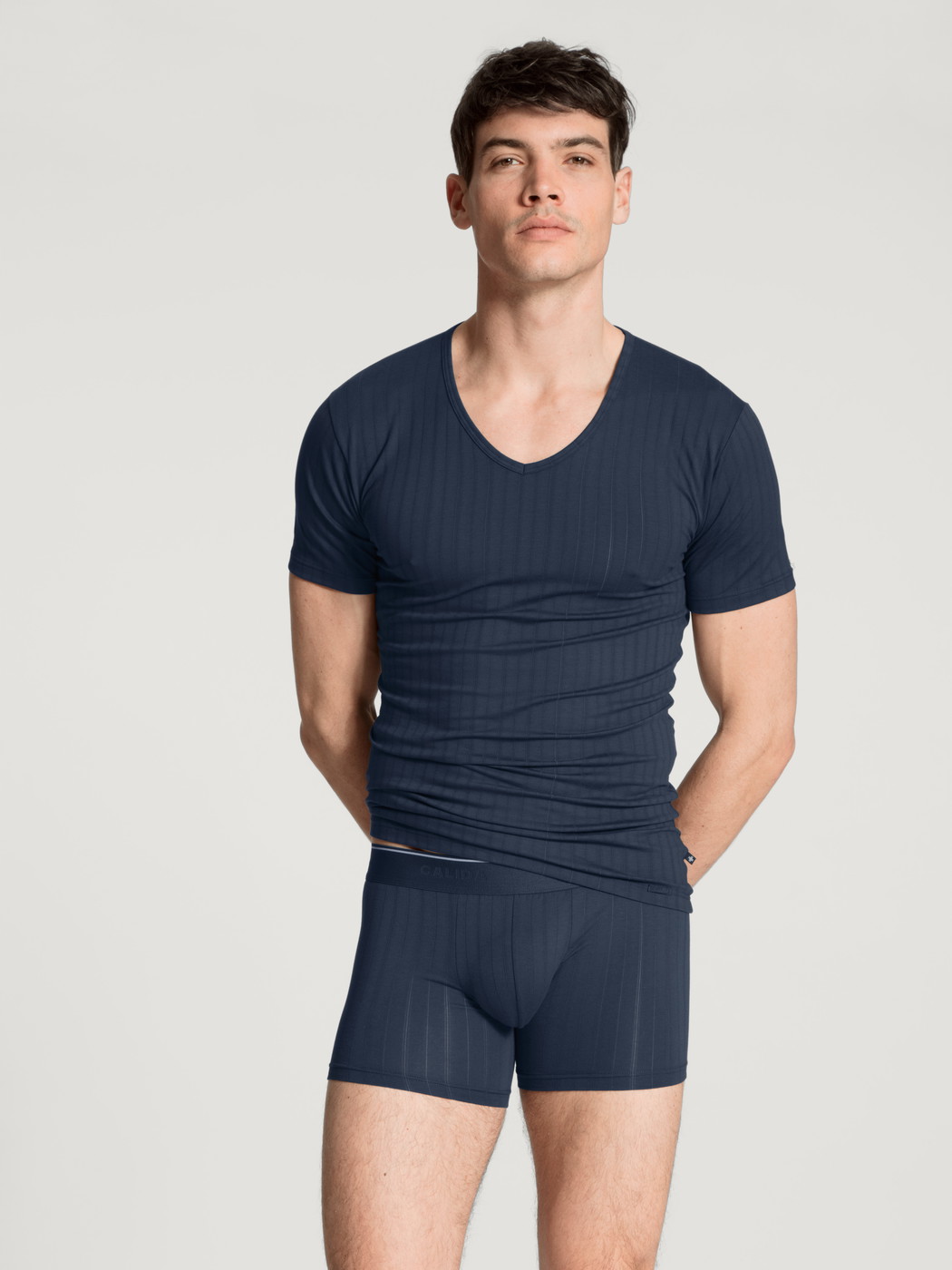 Herren-Model trägt Boxer Brief mit langem Bein aus Baumwolle in Blau, Einfarbig aus Serie Pure & Style von CALIDA, Outfit, Vorderansicht