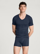 Herren-Model trägt Boxer Brief mit langem Bein aus Baumwolle in Blau, Einfarbig aus Serie Pure & Style von CALIDA, Outfit, Vorderansicht
