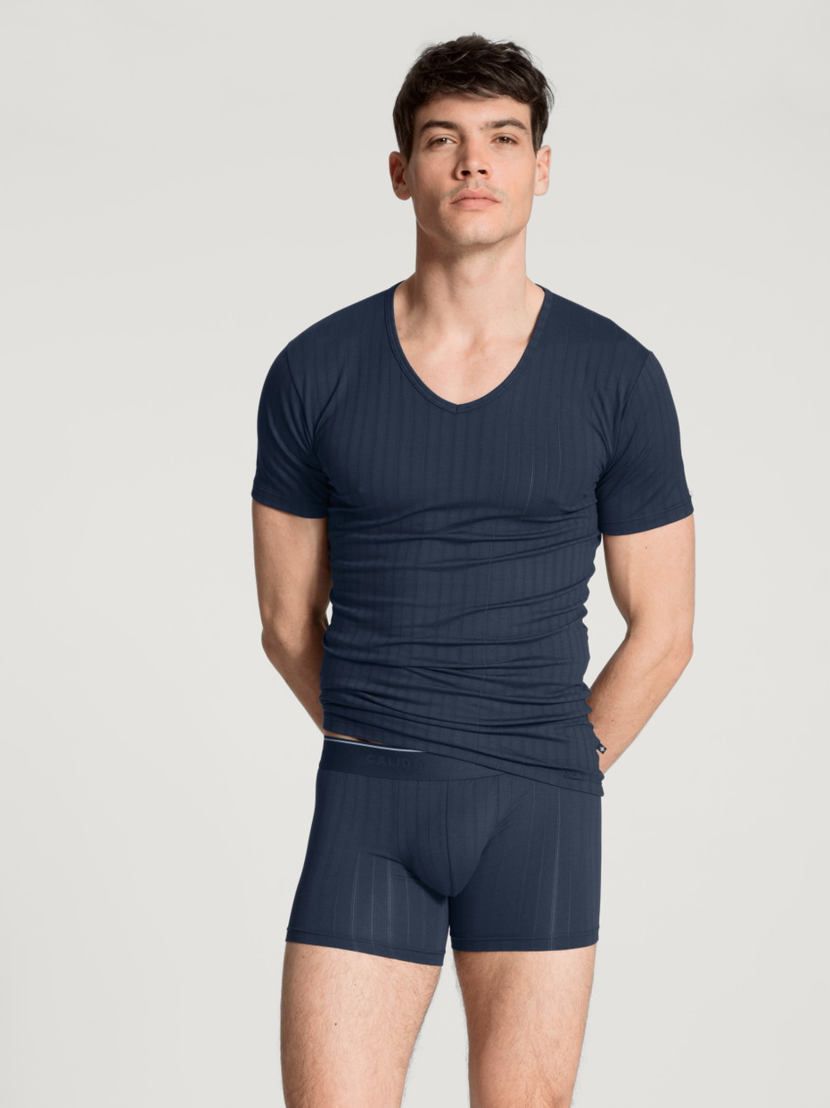 Herren-Model trägt Boxer Brief mit langem Bein aus Baumwolle in Blau, Einfarbig aus Serie Pure & Style von CALIDA, Outfit, Vorderansicht