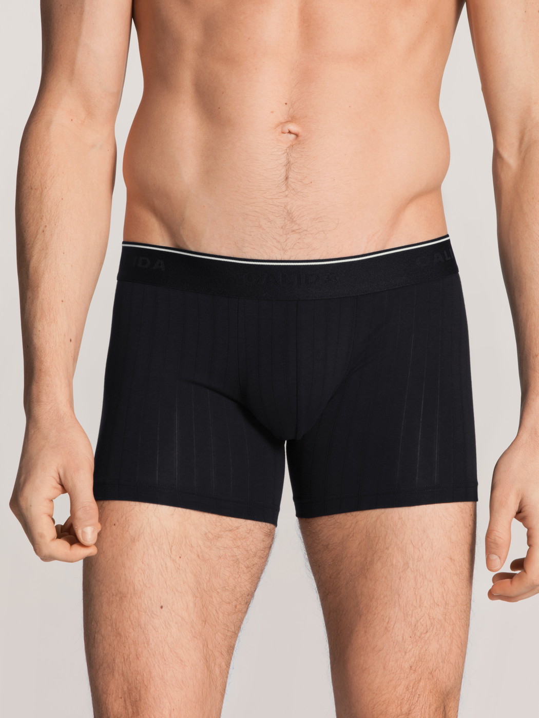 Herren-Model trägt Boxer Brief mit langem Bein aus Baumwolle in Schwarz, Einfarbig aus Serie Pure & Style von CALIDA, Vorderansicht