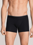 Herren-Model trägt Boxer Brief mit langem Bein aus Baumwolle in Schwarz, Einfarbig aus Serie Pure & Style von CALIDA, Vorderansicht