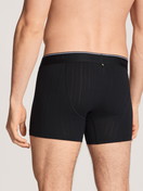 Herren-Model trägt Boxer Brief mit langem Bein aus Baumwolle in Schwarz, Einfarbig aus Serie Pure & Style von CALIDA, Rückansicht