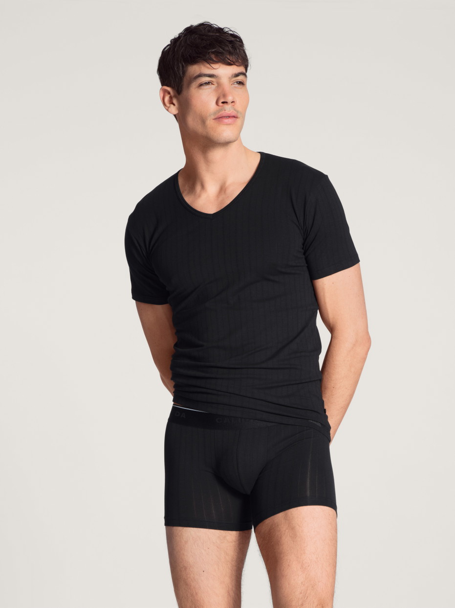 Herren-Model trägt Boxer Brief mit langem Bein aus Baumwolle in Schwarz, Einfarbig aus Serie Pure & Style von CALIDA, Outfit, Vorderansicht