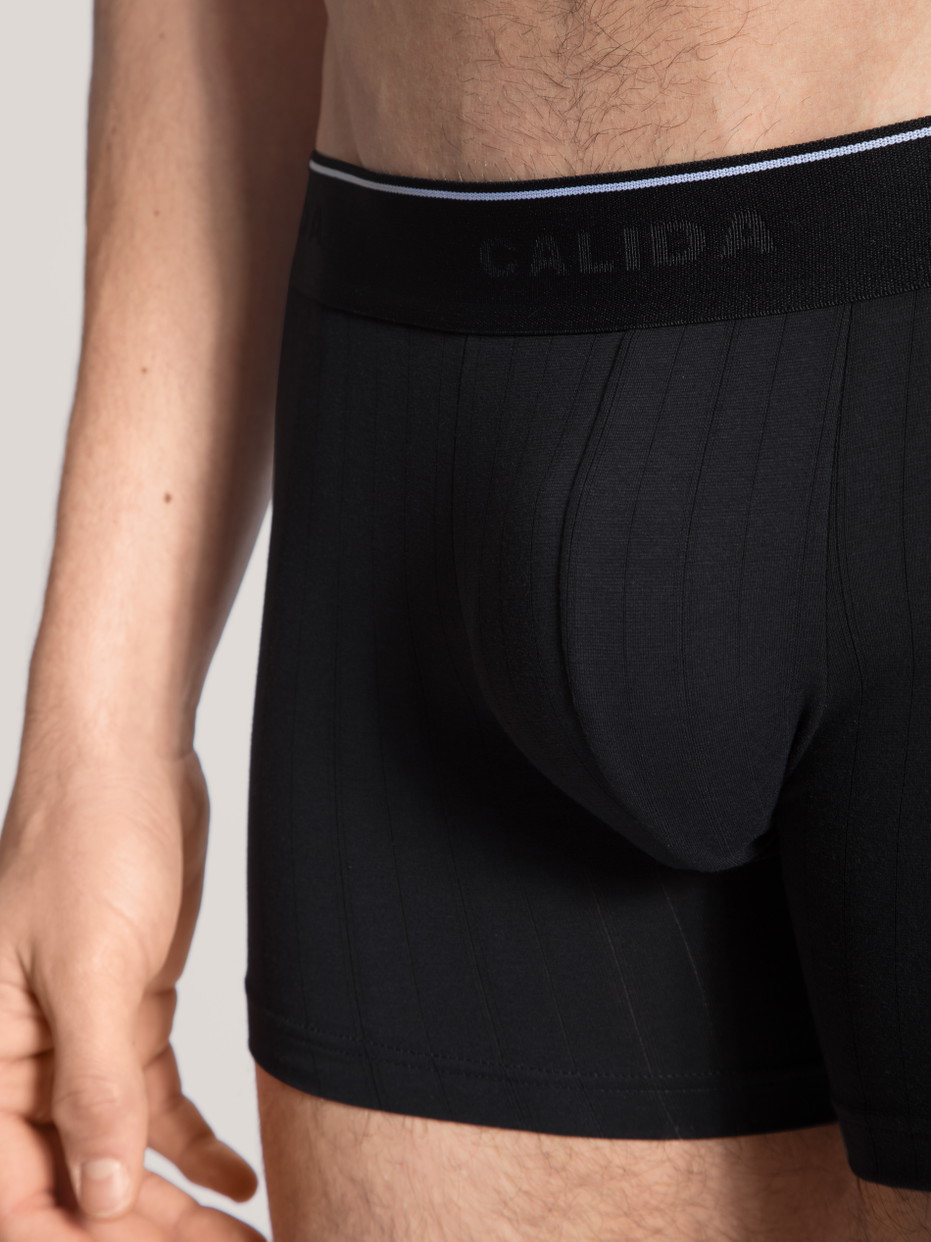 Herren - Boxer Brief mit langem Bein aus Baumwolle in Schwarz, Einfarbig aus Serie Pure & Style von CALIDA, Detail