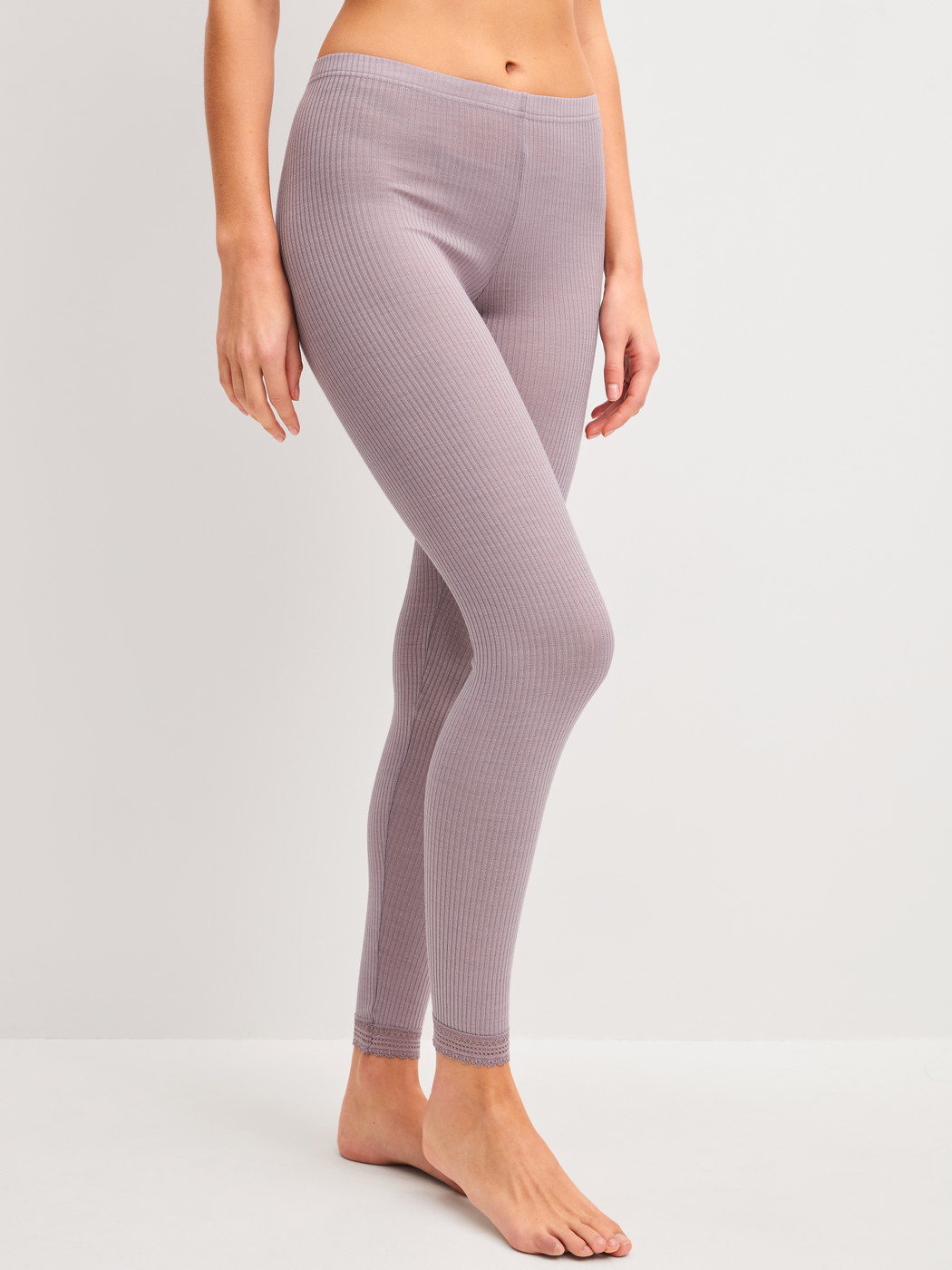 Damen-Model trägt Leggings aus Wolle-Seide aus Wolle in Violett, Spitze aus Serie Silky Wool Joy von CALIDA, Vorderansicht