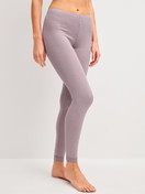 Damen-Model trägt Leggings aus Wolle-Seide aus Wolle in Violett, Spitze aus Serie Silky Wool Joy von CALIDA, Vorderansicht