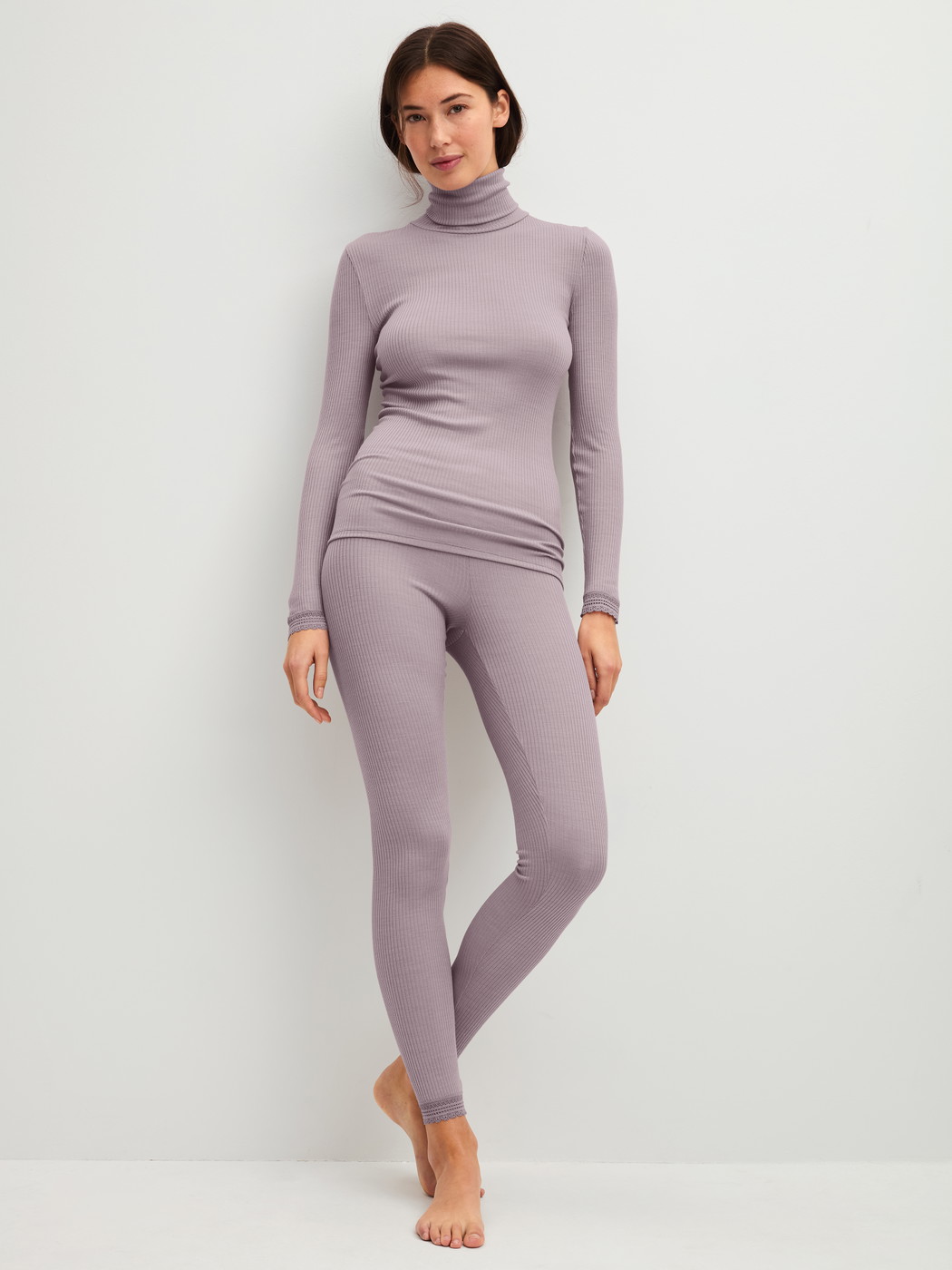 Damen-Model trägt Leggings aus Wolle-Seide aus Wolle in Violett, Spitze aus Serie Silky Wool Joy von CALIDA, Outfit