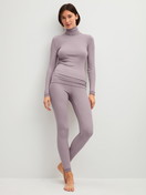Damen-Model trägt Leggings aus Wolle-Seide aus Wolle in Violett, Spitze aus Serie Silky Wool Joy von CALIDA, Outfit