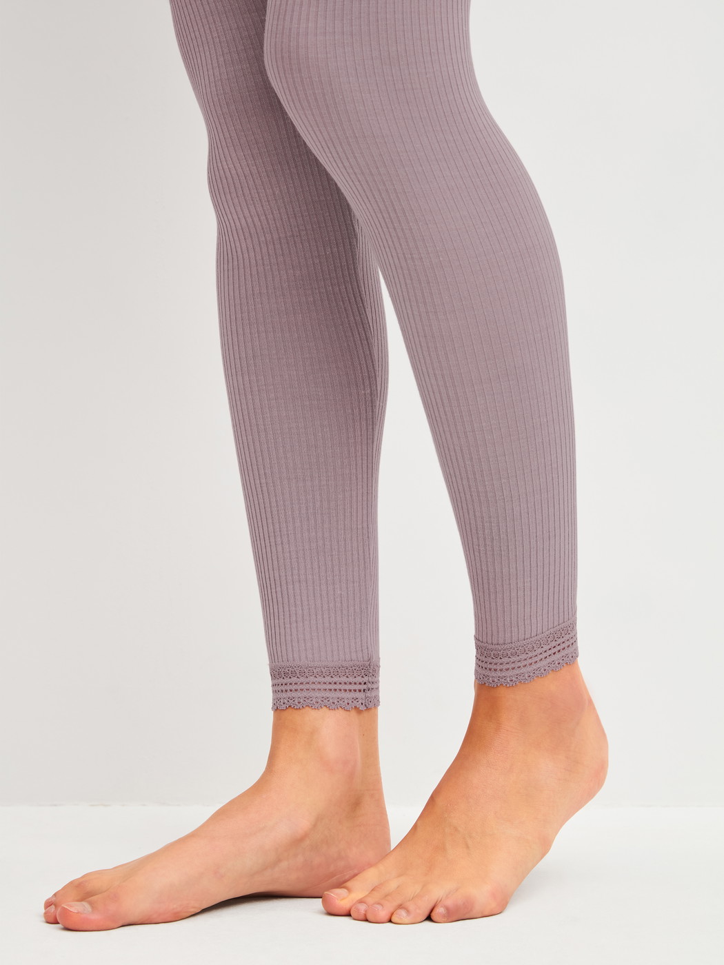 Damen-Model trägt Leggings aus Wolle-Seide aus Wolle in Violett, Spitze aus Serie Silky Wool Joy von CALIDA, Detail