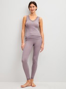 Damen-Model trägt Leggings aus Wolle-Seide aus Wolle in Violett, Spitze aus Serie Silky Wool Joy von CALIDA, Zusatzbild