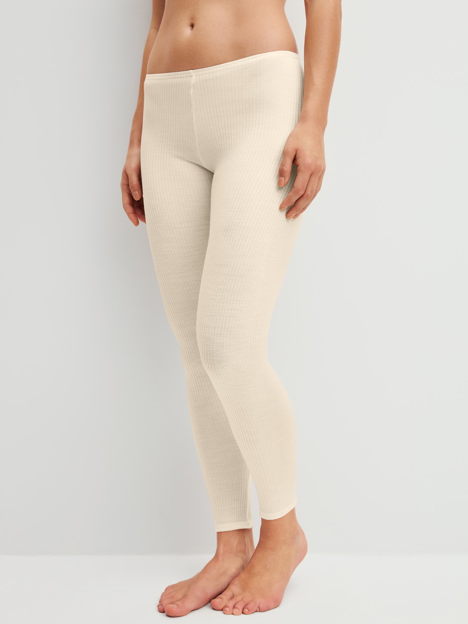 Damen-Model trägt Leggings aus Wolle-Seide aus Wolle in Beige, Einfarbig aus Serie Silky Wool Soft von CALIDA, Vorderansicht