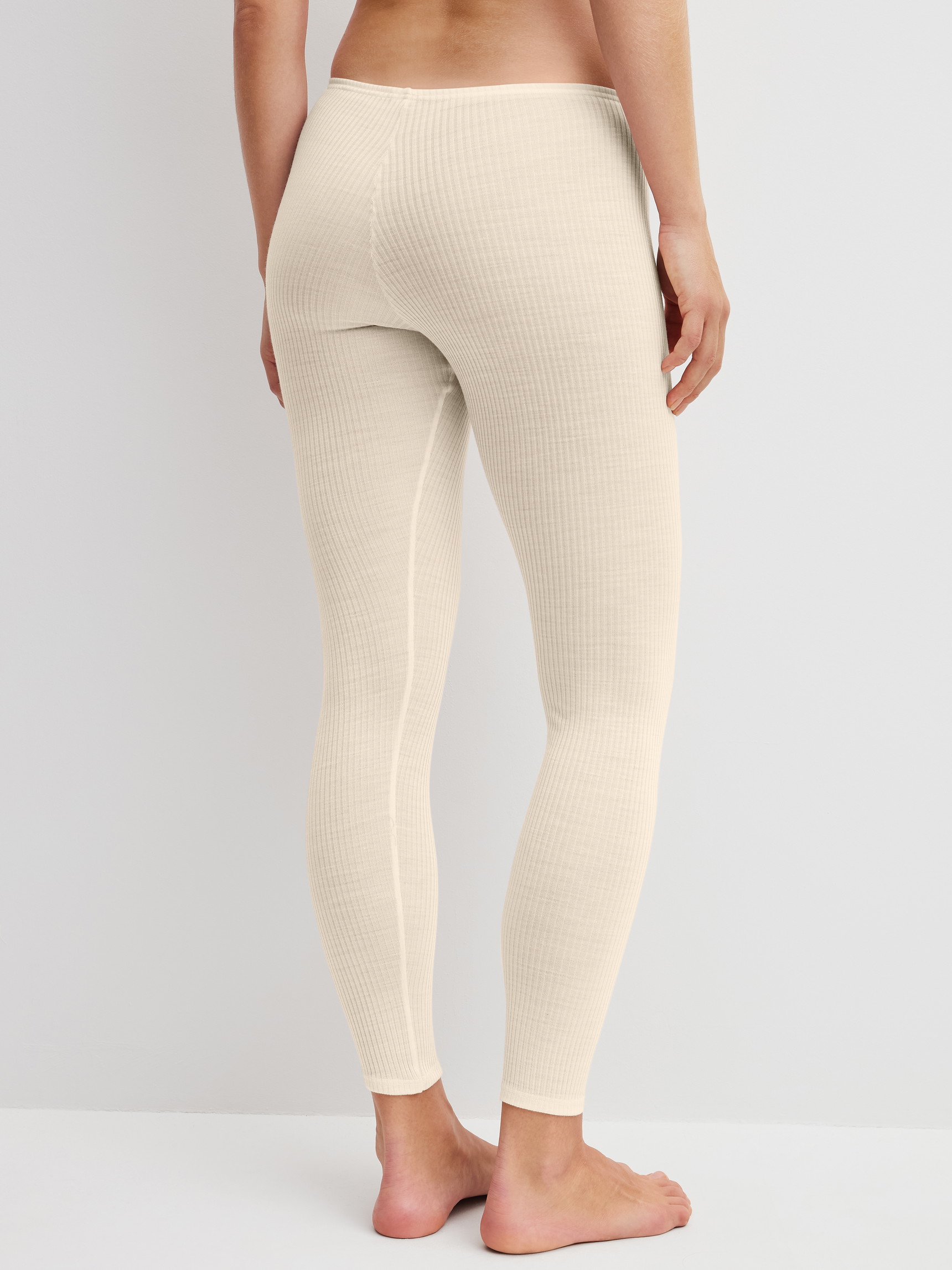 Damen-Model trägt Leggings aus Wolle-Seide aus Wolle in Beige, Einfarbig aus Serie Silky Wool Soft von CALIDA, Rückansicht