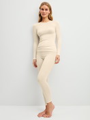 Damen-Model trägt Leggings aus Wolle-Seide aus Wolle in Beige, Einfarbig aus Serie Silky Wool Soft von CALIDA, Outfit