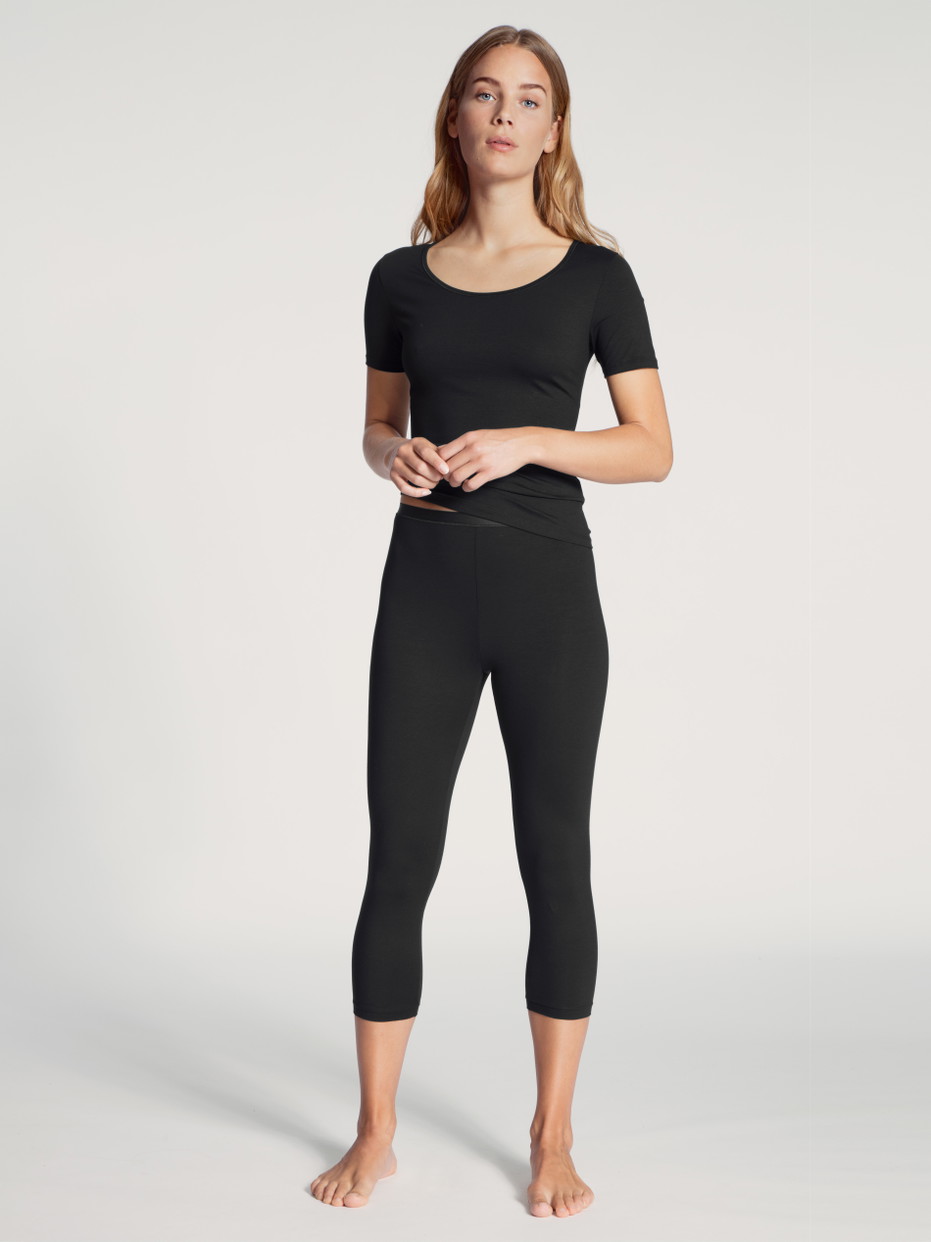 Damen-Model trägt 3/4-Leggings aus Baumwolle in Schwarz, Einfarbig aus Serie Natural Comfort von CALIDA, Outfit, Vorderansicht