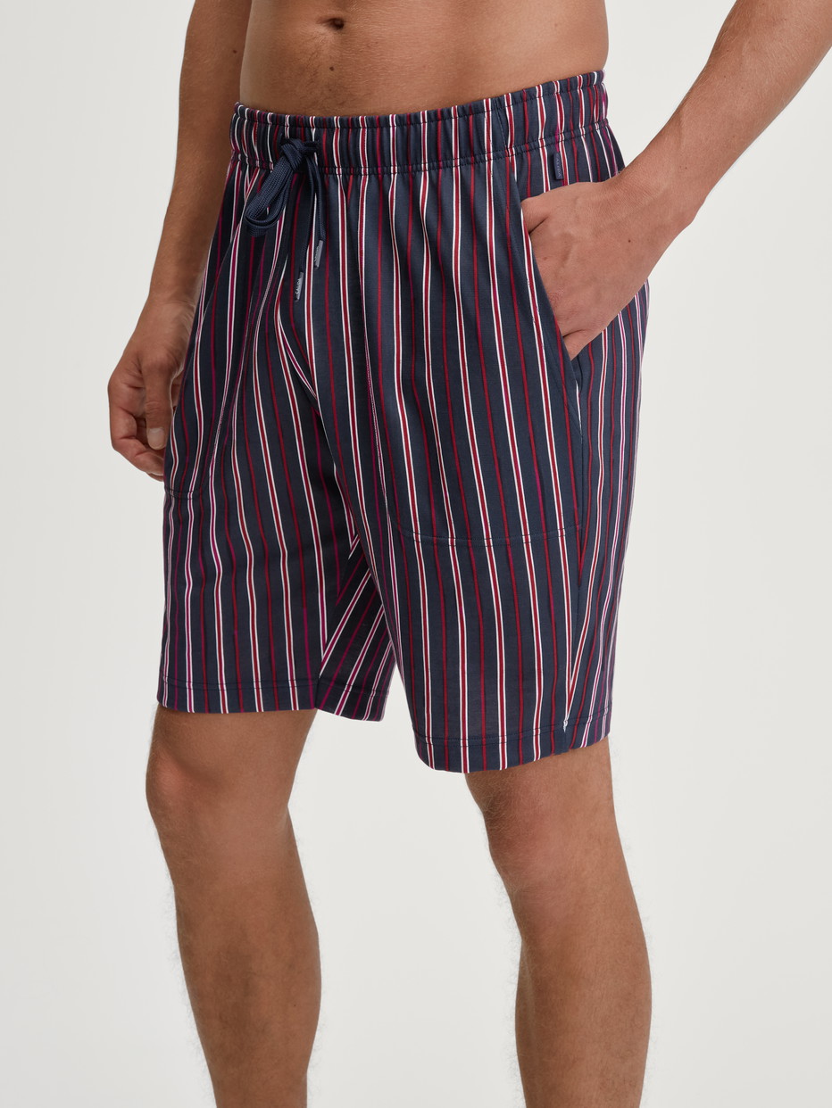 Herren-Model trägt Bermudas aus 100% Baumwolle in Rot, Kariert aus Serie Remix Basic Sleep von CALIDA, Vorderansicht