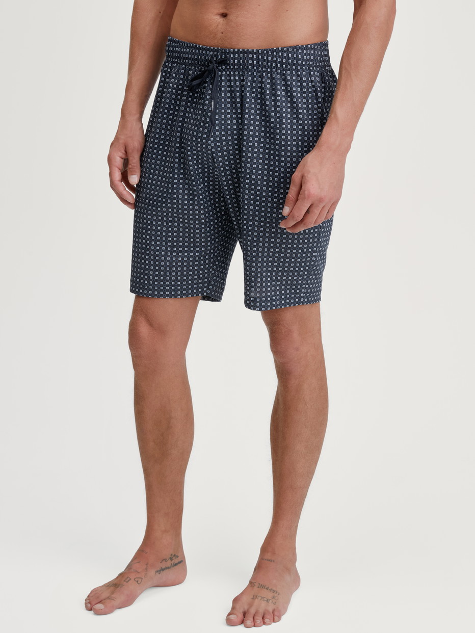 Herren-Model trägt Bermudas aus 100% Baumwolle in Blau, Kariert aus Serie Remix Basic Sleep von CALIDA, Vorderansicht