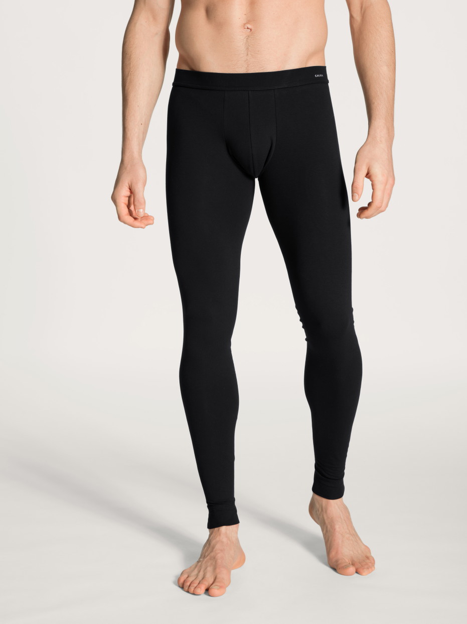 Herren-Model trägt Lange Unterhose, Komfortbund aus Baumwolle in Schwarz, Einfarbig aus Serie Cotton Code von CALIDA, Vorderansicht