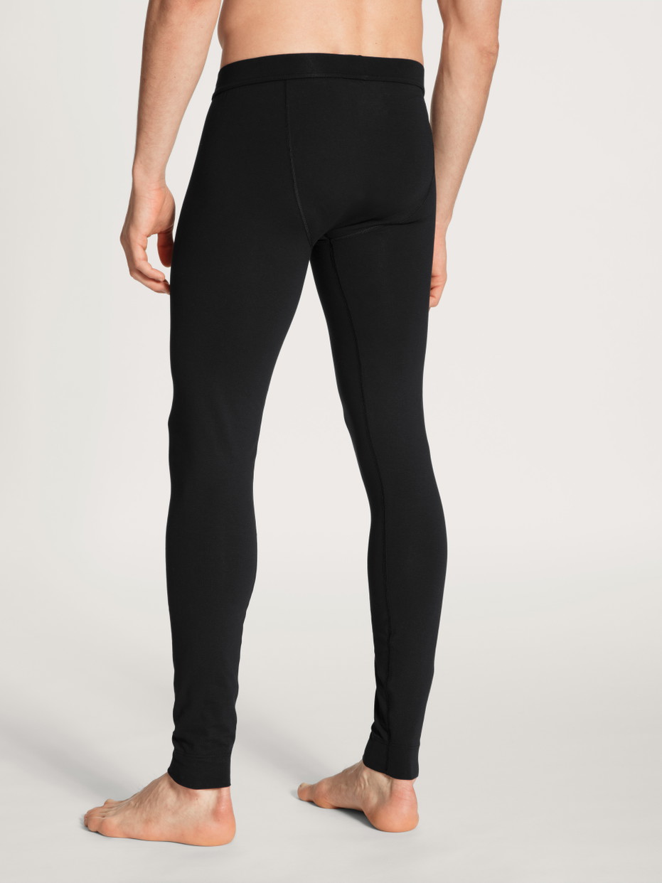 Herren-Model trägt Lange Unterhose, Komfortbund aus Baumwolle in Schwarz, Einfarbig aus Serie Cotton Code von CALIDA, Rückansicht