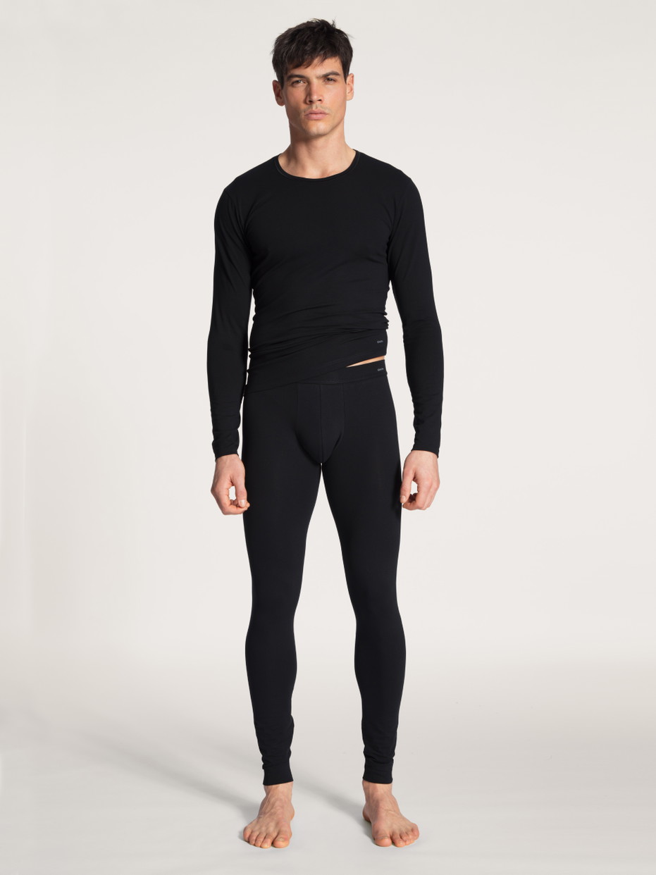 Herren-Model trägt Lange Unterhose, Komfortbund aus Baumwolle in Schwarz, Einfarbig aus Serie Cotton Code von CALIDA, Outfit, Vorderansicht
