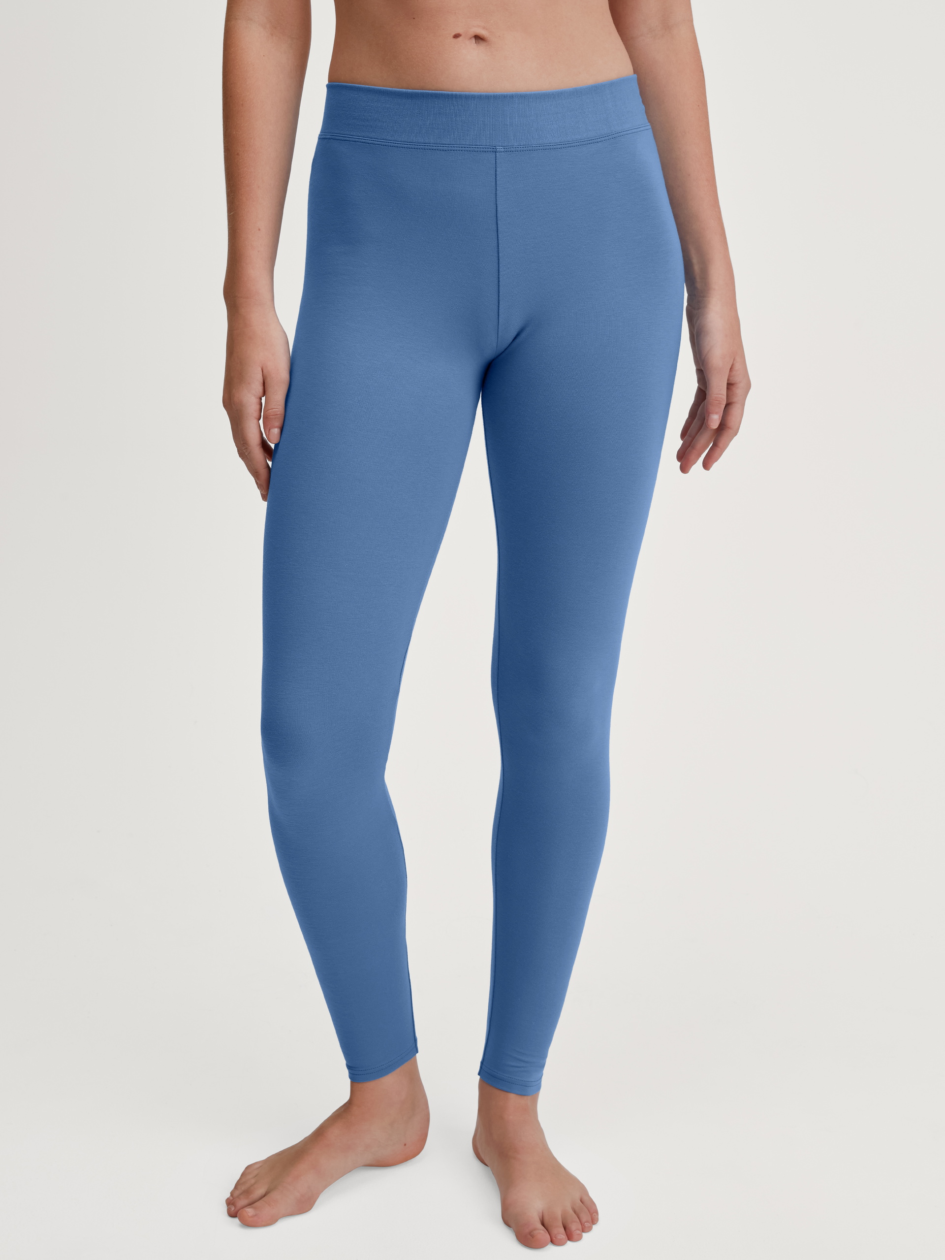 Women model is wearing Leggings made of Cotton in Blue, Unicoloured from the Elastic series by CALIDA, Front view