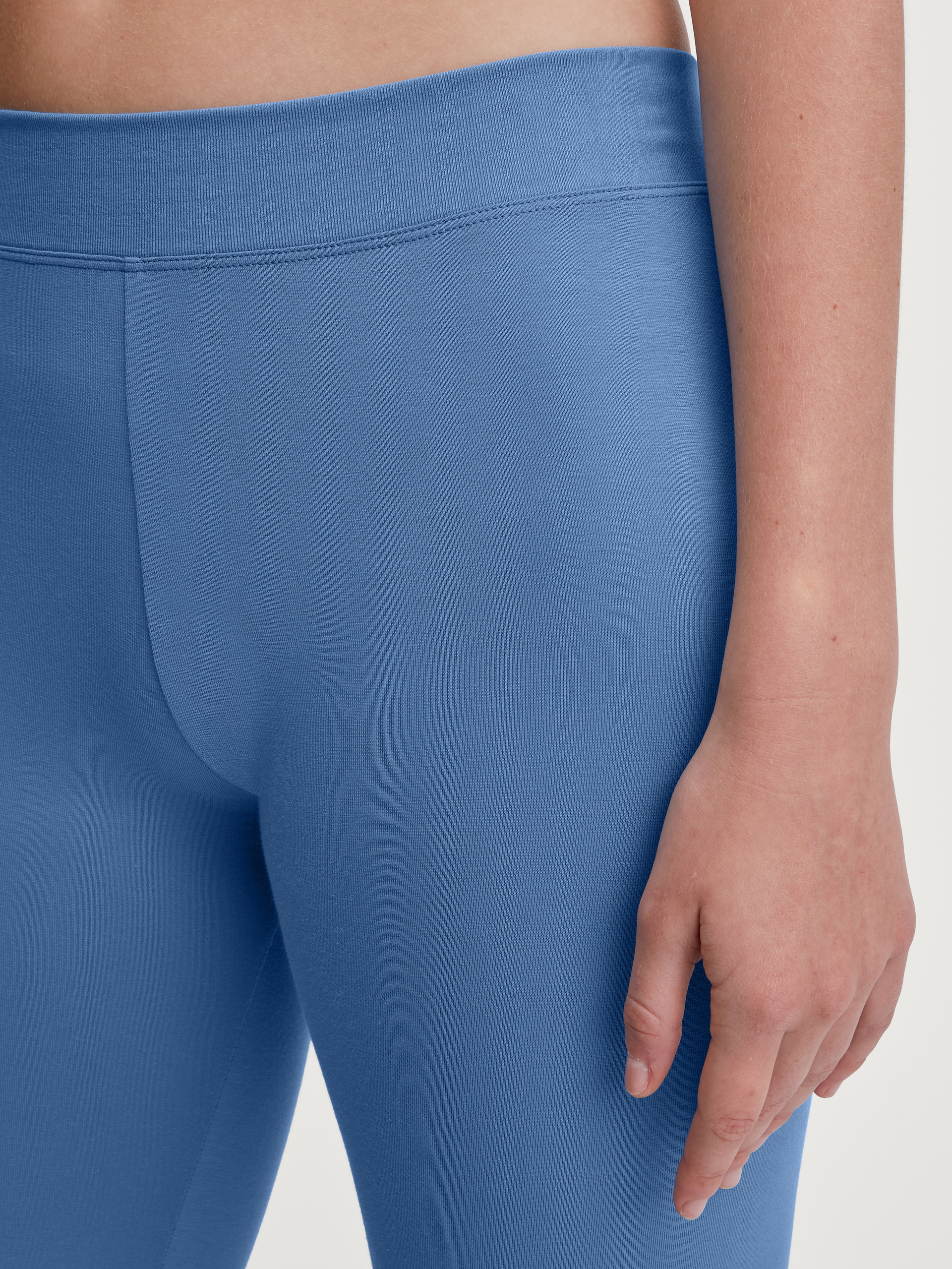 Women model is wearing Leggings made of Cotton in Blue, Unicoloured from the Elastic series by CALIDA, Detail