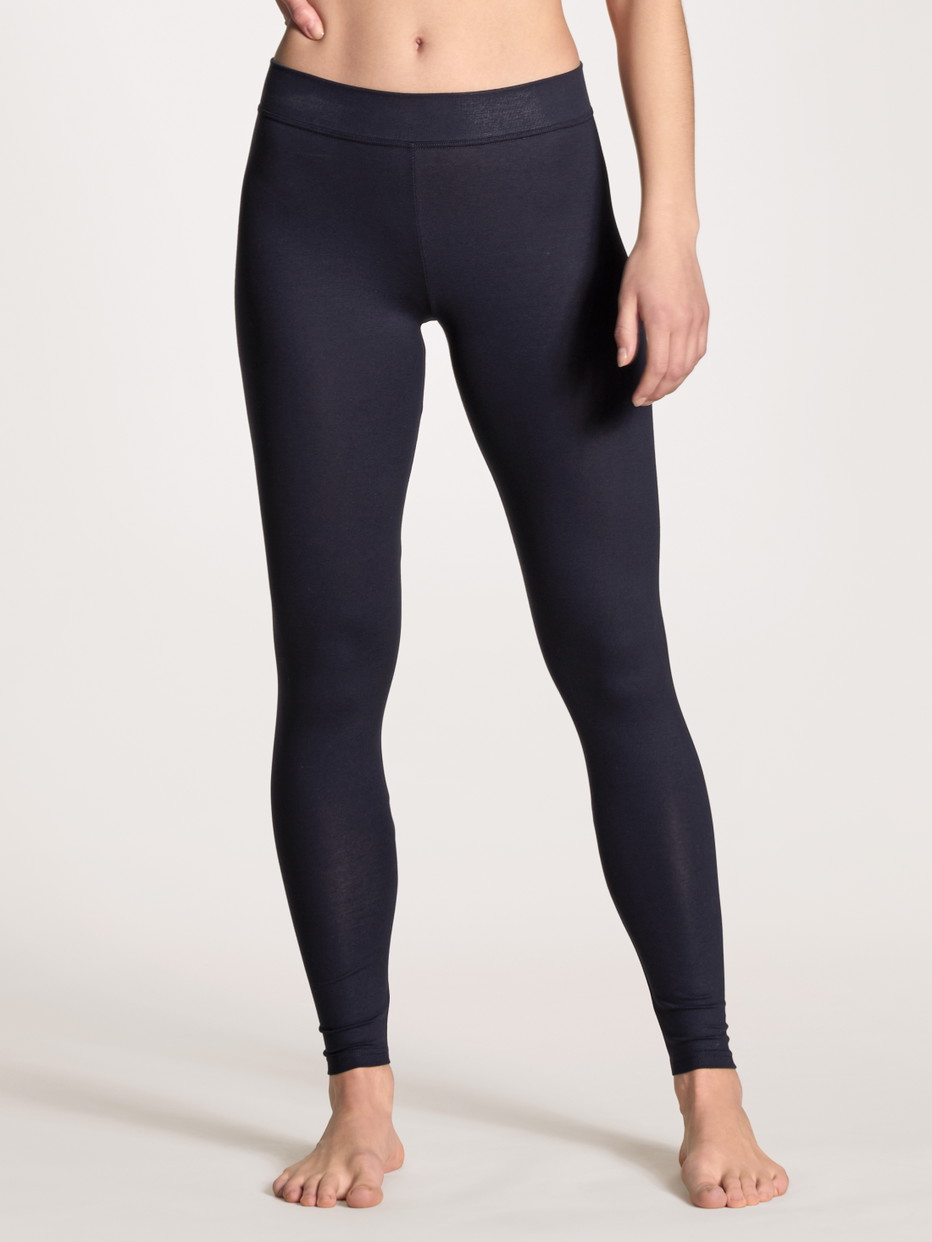 Damen-Model trägt Leggings aus Baumwolle in Blau, Einfarbig aus Serie Elastic von CALIDA, Vorderansicht