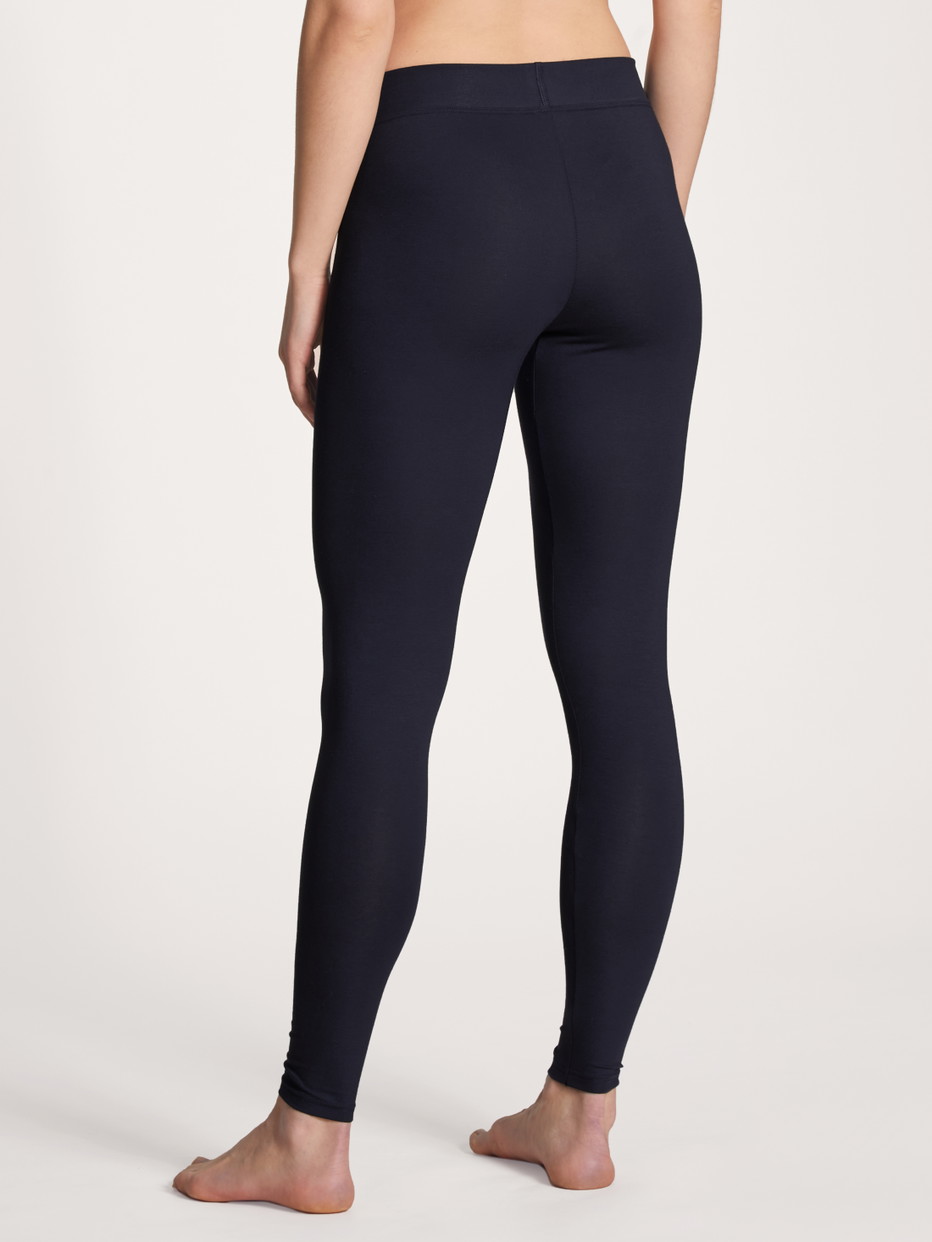 Damen-Model trägt Leggings aus Baumwolle in Blau, Einfarbig aus Serie Elastic von CALIDA, Rückansicht